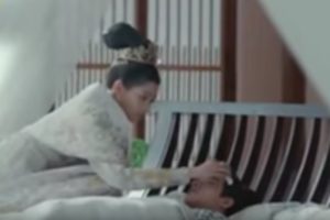 Untouchable Lovers Episode 23 Liu Chuyu Merawat Rong Zhi