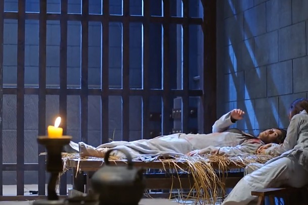 Princess Agents Episode 26 Chu Qiao merawat Yan Xun