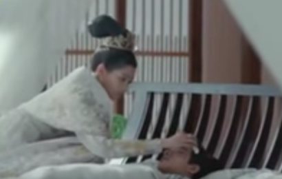 Untouchable Lovers Episode 23 Liu Chuyu Merawat Rong Zhi Untouchable Lovers Episode 23 Liu Chuyu Merawat Rong Zhi